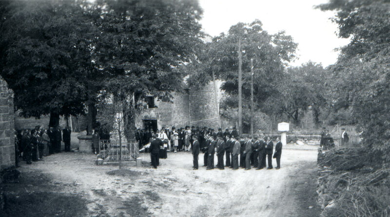 Sarran cérémonie au monument années 40